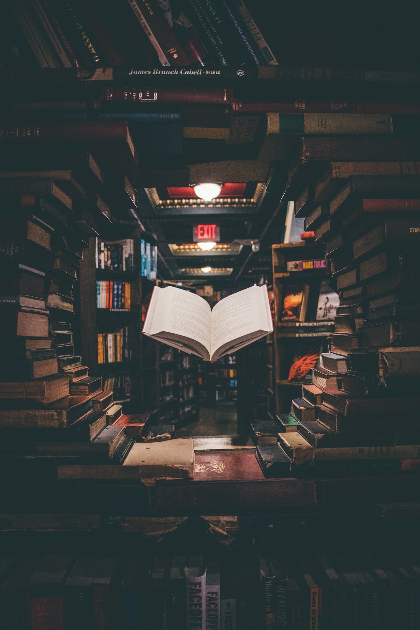 Feira literária com livros